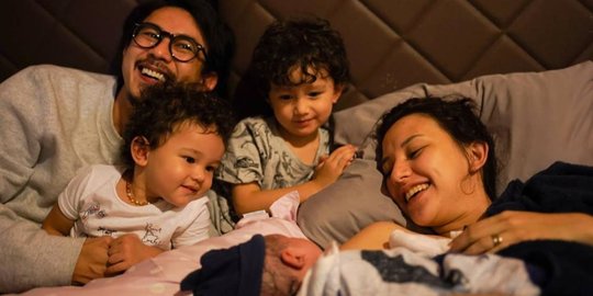 Dahlia Poland Melahirkan Anak Ketiga, Ini Potret Bayinya yang Gemes Banget