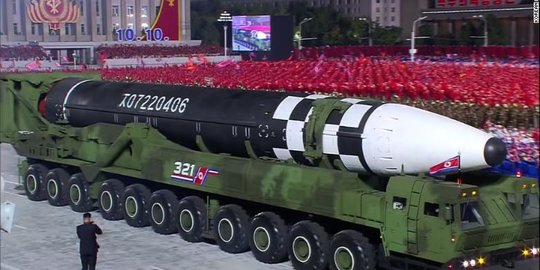 Korea Utara Pamerkan Rudal Balistik Antarbenua Terbesar di Dunia Saat Parade Militer