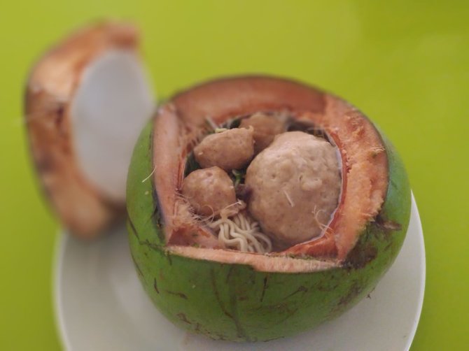 bakso dengan batok kelapa di padang