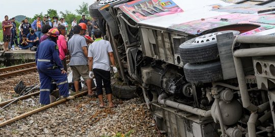Bus Wisata dan Kereta Tabrakan di Thailand, 20 Orang Tewas &30 Terluka