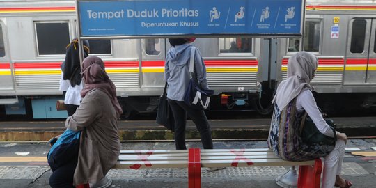 Hari Pertama PSBB Transisi, Pengguna KRL Meningkat 7 Persen