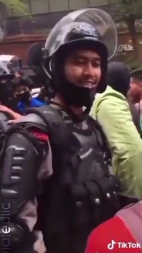 anggota polisi ini peluk mahasiswa demo