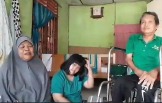 kisah istri rawat suami lumpuh tetap cari nafkah mengayuh becak