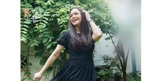 Kece Berat! Penampilan Terbaru Maia Estianty Bak Anak Kuliahan