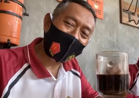 pak eko polisi pelempar jitu