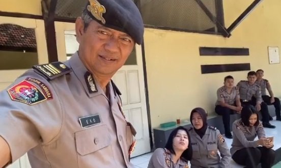 pak eko polisi pelempar jitu