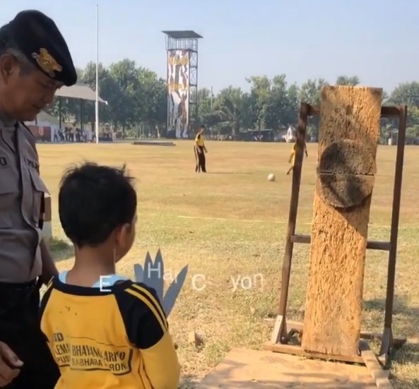 pak eko polisi pelempar jitu