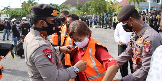 Cegah Kekerasan Saat Liputan, Polda Kalteng Beri Wartawan Rompi Pers Warna Oranye