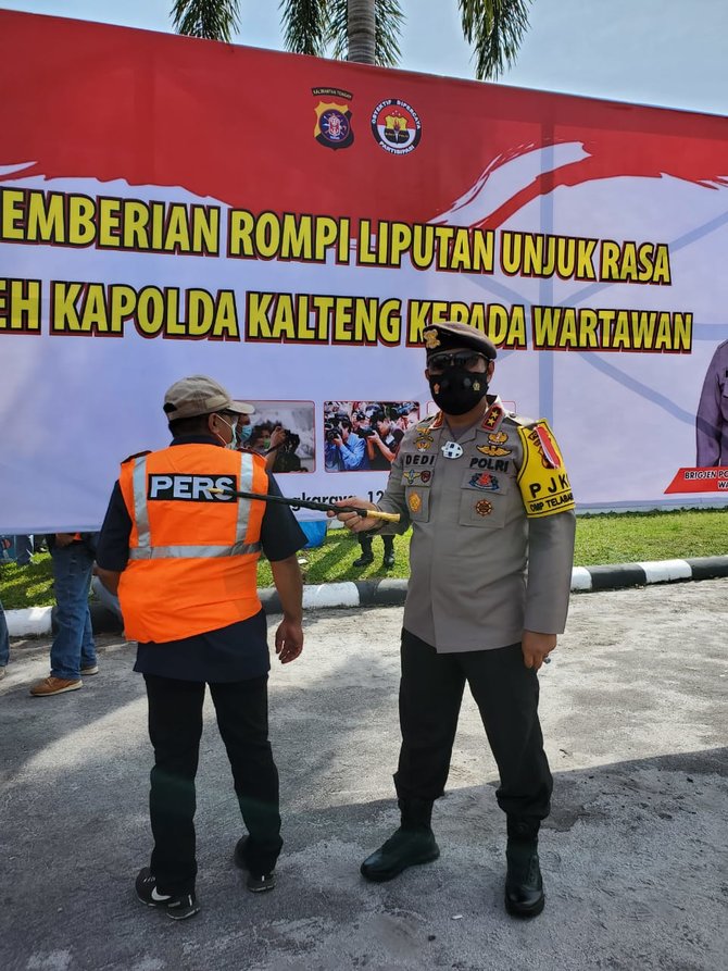 polda kalteng beri 30 rompi pers warna oranye