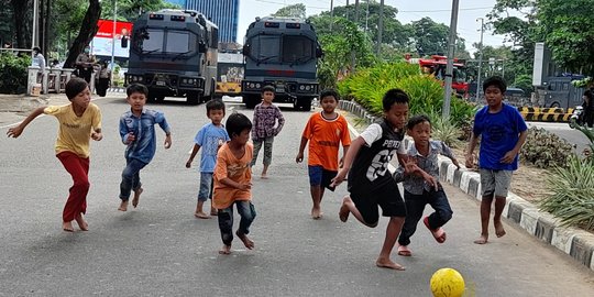 Santainya Bocah-Bocah di Palembang Main Sepak Bola di Lokasi Unjuk Rasa