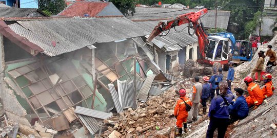 Alat Berat Bersihkan Puing Pasca Longsor di Ciganjur