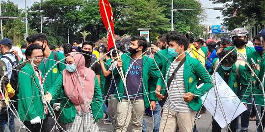Pendemo di Palembang Mengeluh ke Polwan, Celana Sobek Gara-Gara Kawat Berduri