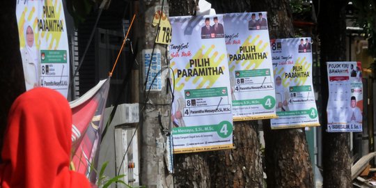 Bawaslu Tertibkan APK Langgar Aturan di Padang