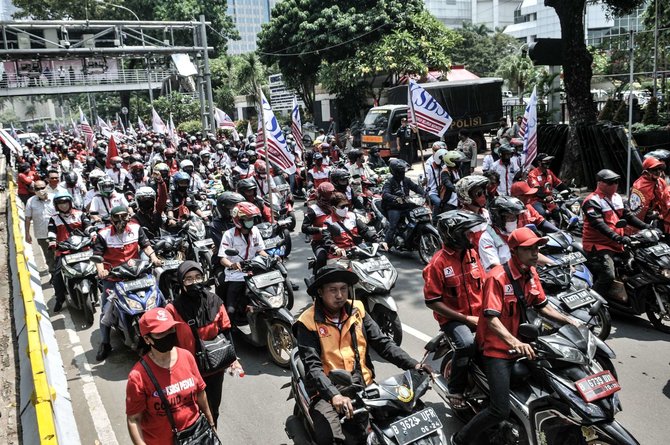 aksi konvoi buruh tolak uu cipta kerja