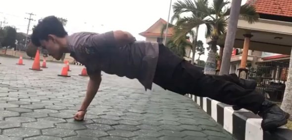 potret polisi ganteng mau dibungkus pendemo