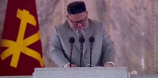 Momen Kim Jong-un Berkaca-kaca Saat Pidato di Parade Militer