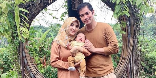 Jadi Orang Tua Baru, Intip 5 Potret Ricky Perdana dan Chacha saat Mengasuh Anaknya