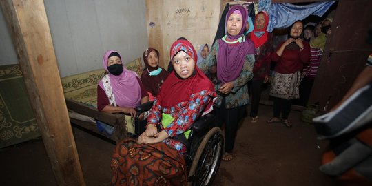 Penuh Haru, Nenek Ini Rela Banting Tulang Demi Sang Anak yang Lumpuh Sejak Lahir