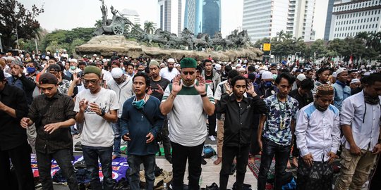 Gelar Solat Ashar Berjemaah di Tengah Unjuk Rasa