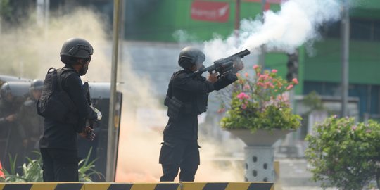 Polisi Tembakan Gas Air Mata Halau Pendemo Anarkis