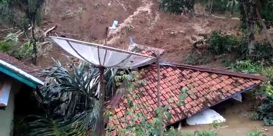 7 Bangunan di Cisompet Garut Tertimbun Longsor