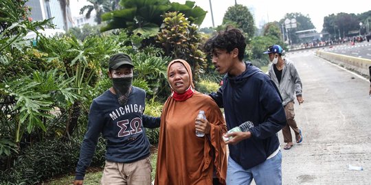 Seorang Wanita Terjebak di Tengah Bentrokan Massa dan Polisi