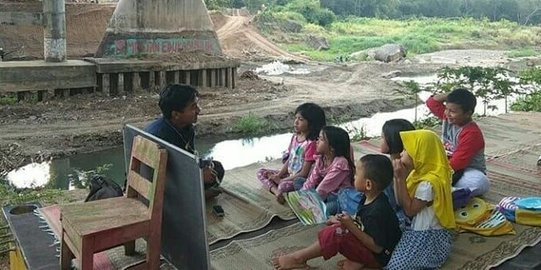 Berada di Kolong Jembatan, Taman Bacaan Edukasi Siluk Sediakan Ribuan Buku