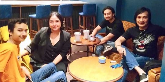 Jarang Terekspos, Ini 5 Potret Kebersamaan Katon Bagaskara dan Keluarga