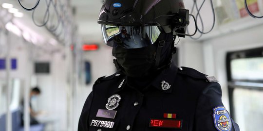 Cegah Corona, Polisi Malaysia Dibekali Helm Pintar