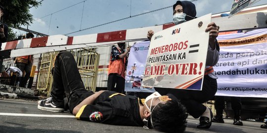 Aksi Teatrikal Keselamatan Pengendara di Perlintasan Kereta Api