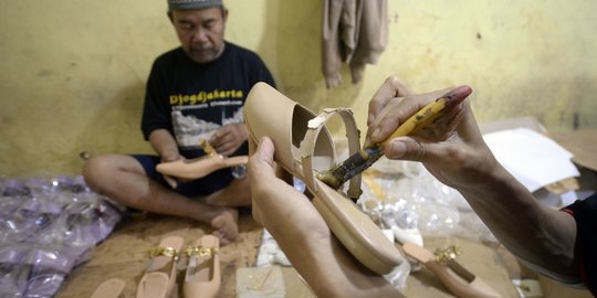 Menengok Proses Pembuatan Sepatu Wanita