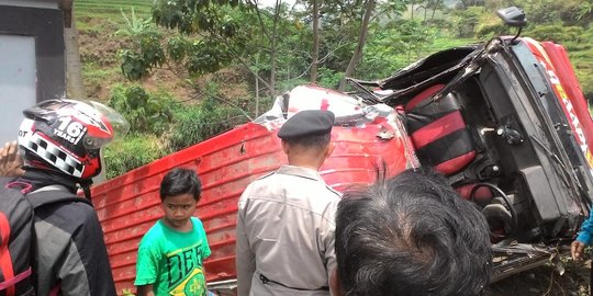 Mini bus di Karanganyar Tabrak Gapura Batas Desa, 2 Orang Meninggal