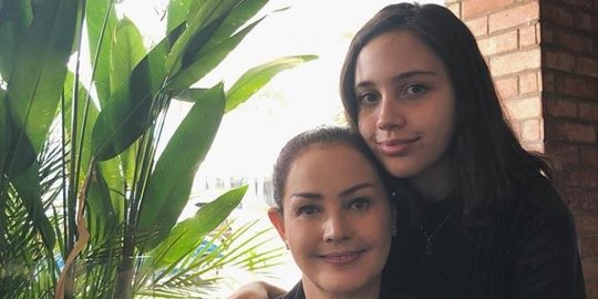 Mirip dengan Sang Ibu, Ini Potret Anak Roweina Umboh yang Cantik Memesona