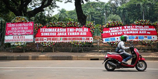 Karangan Bunga Dukungan Untuk TNI-Polri Hiasi Kawasan Patung Kuda