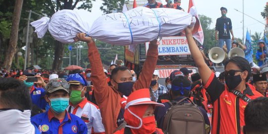 Buruh di Sumsel Demo Tolak UU Cipta Kerja dan Desak Presiden Terbitkan Perppu