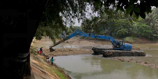 Cegah Banjir, Pemprov DKI Kembali Keruk Lumpur di Kali Sekretaris