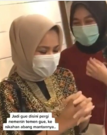 wanita ini menangis bertemu mantan dengan kekasih baru