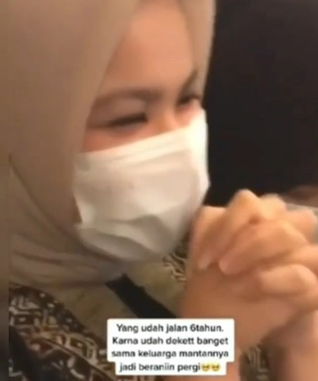 wanita ini menangis bertemu mantan dengan kekasih baru