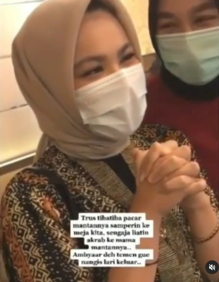 wanita ini menangis bertemu mantan dengan kekasih baru