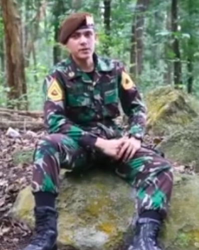 potret gagah enzo zenz allie dengan seragam militer