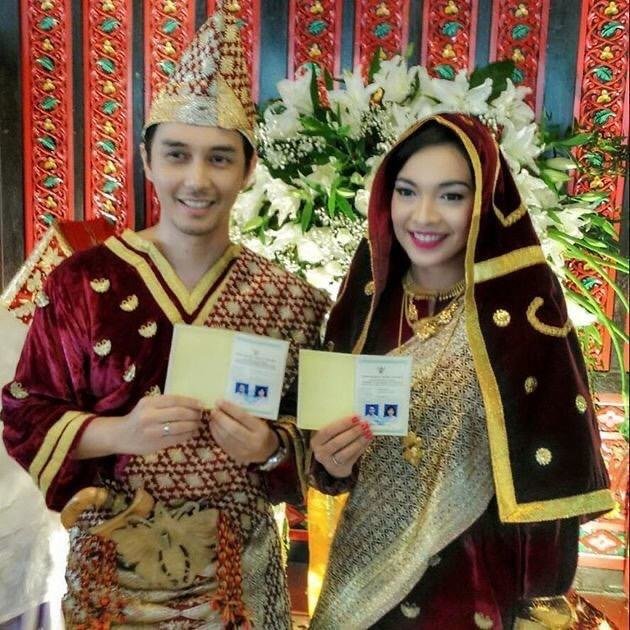 artis menikah pakai busana adat minang