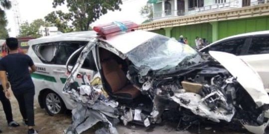 Beradu dengan Truk, Ambulans di Karanganyar Terpental dan Rusak Parah