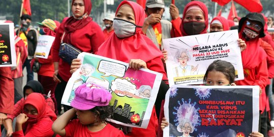 Aksi Orang Tua Ajak Anaknya Ikut Demo Tolak UU Cipta Kerja