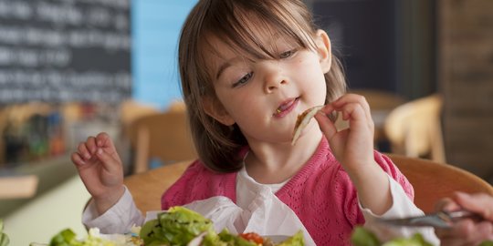 6 Cara Mengatasi Anak Susah Makan, Orangtua Wajib Tahu Triknya
