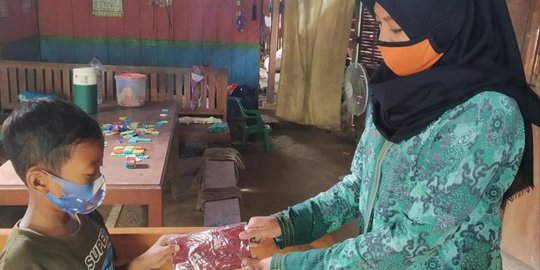 Keliling ke Rumah Siswa, Kisah Perjuangan Guru Honorer di Perbatasan Jateng-Jatim