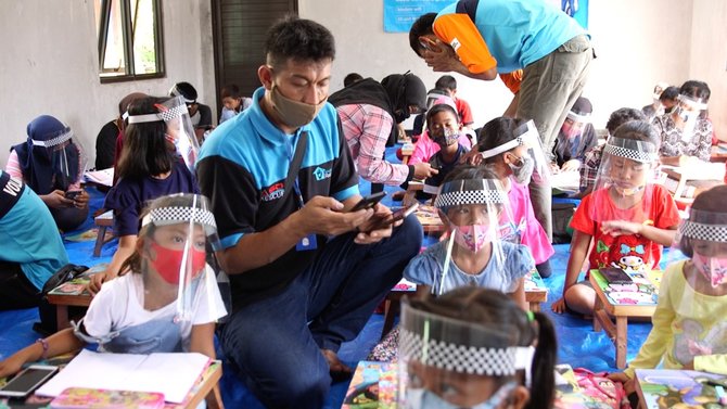 anak anak belajar pakai mobile wifi