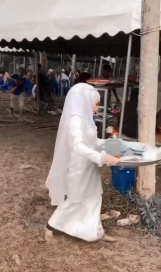 pengantin bereskan piring bekas tamu di hari pernikahannya sambil nyeker