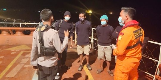 Tiba di Samarinda, 6 ABK Selamat Usai 2 Hari Terombang Ambing di Laut Dibawa ke RS