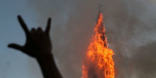 Amukan Massa Anti-Pemerintah Bakar Gereja di Chile