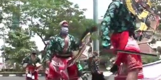 Tolak Aksi Anarki saat Demo, Seniman Semarang Lakukan Aksi Ini di Jalan
